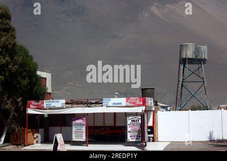 Imbissstand und Wasserspeicher am Zollkontrollposten auf der Panamerikanischen Autobahn Ruta 5, Cuya, Chile Stockfoto