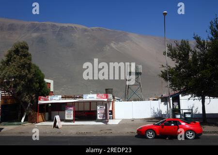Roter Sportwagen neben dem Imbissstand am Zollkontrollposten auf der Panamerikanischen Autobahn Ruta 5, Cuya, Chile Stockfoto