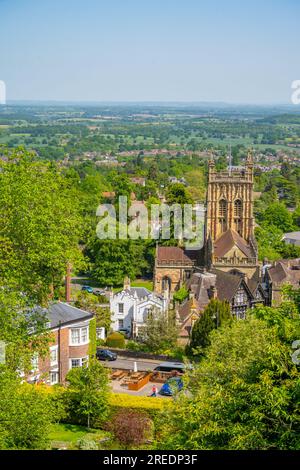 Mit Blick auf den Turm der Malvern Priory Kirche, Great Malvern Stockfoto