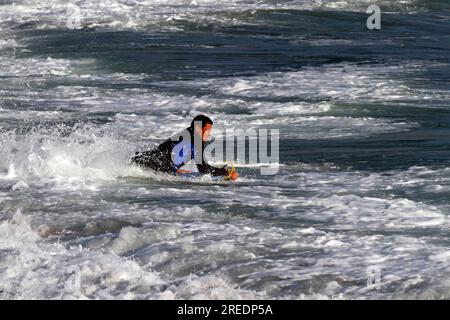 Bodyboarder schwimmt durch Wellen im Pazifischen Ozean, Arica, Chile Stockfoto