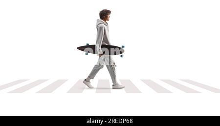 Profilaufnahme eines afroamerikanischen Mannes mit einem Longboard und Fußgängerüberquerung isoliert auf weißem Hintergrund Stockfoto