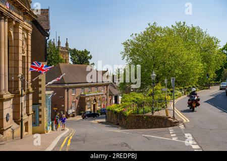 Blick auf die Bellevue Terrace in Richtung der Kreuzung Church Street in Great Malvern an einem sonnigen Sommertag. Stockfoto