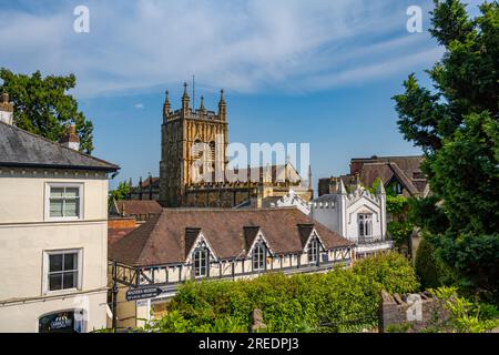 Mit Blick auf den Turm der Malvern Priory Kirche, Great Malvern Stockfoto