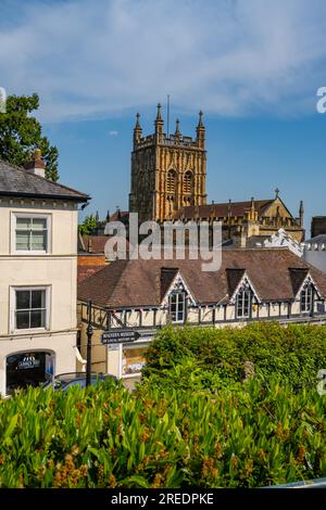 Mit Blick auf den Turm der Malvern Priory Kirche, Great Malvern Stockfoto