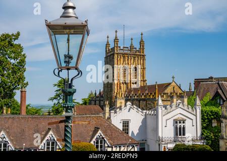 Mit Blick auf den Turm der Malvern Priory Kirche, Great Malvern Stockfoto