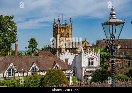 Mit Blick auf den Turm der Malvern Priory Kirche, Great Malvern Stockfoto