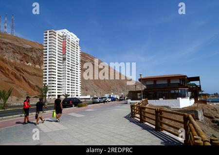 Apartment-Block Condominio Ayllu unter Klippen auf der Av Costanera / Av Comandante San Martín in der Nähe der Landzunge El Morro, Arica, Chile Stockfoto