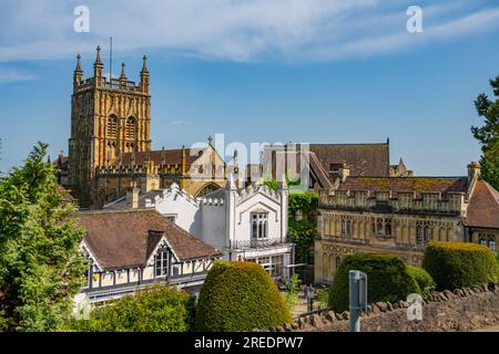 Mit Blick auf den Turm der Malvern Priory Kirche, Great Malvern Stockfoto