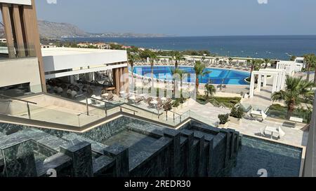 Touristenresorts in der Nähe der Stadt Lardos auf der griechischen Insel Rhodos, wo das Feuer kurz vor den Wänden der Anlagen aufhörte, Griechenland, Juli 2 Stockfoto