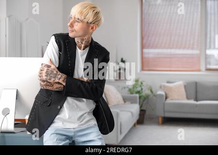 Tätowierter Grafikdesigner im Büro Stockfoto