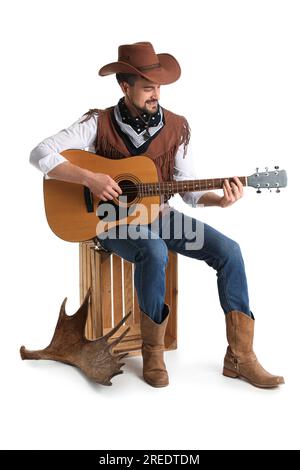 Ein hübscher Cowboy, der Gitarre spielt, auf weißem Hintergrund Stockfoto