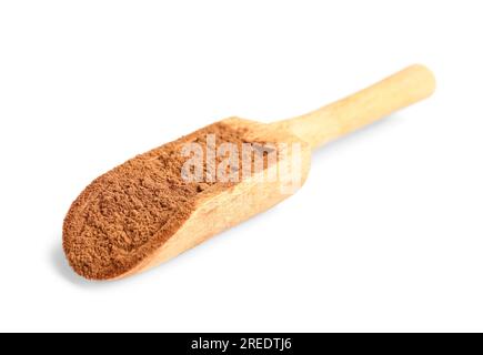 Schaufel mit Kakaopulver auf weißem Hintergrund Stockfoto