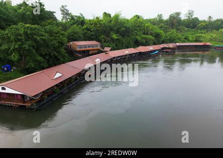 Draufsicht von einer Drohne auf den Fluss Kwai in der Provinz Kanchanaburi in Thailand. Wunderschöne Landschaften im Norden Thailands Stockfoto