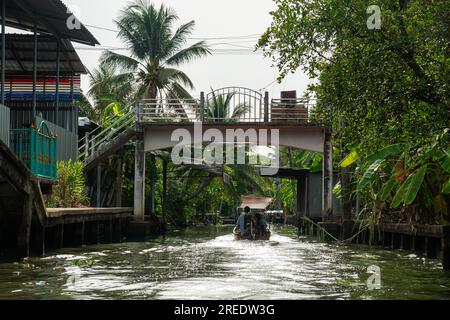 Berühmter schwimmender Markt in Thailand, schwimmender Markt Damnoen Saduak, Touristen, die mit dem Boot kommen, Ratchaburi, Thailand. Stockfoto