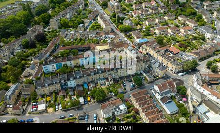 Bath, Großbritannien, 06. Juli 2023: Luftblick auf die Drohne über das Zentrum von Larkhall, es ist ein Bezirk in der Stadt Bath, England, nordöstlich des Stadtzentrums. Stockfoto