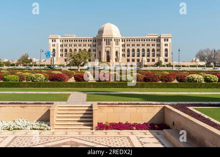 Blick auf das Gebäude des Obersten Gerichtshofs von Oman in Maskat, Sultanat von Oman. Stockfoto