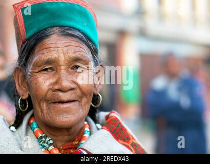 Eine Himachali-Frau in traditioneller Kleidung in Boudhanath Stupa, Kathmandu, Nepal Stockfoto