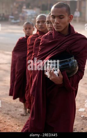 Burmesische buddhistische Mönche sammeln morgens Almosen Stockfoto