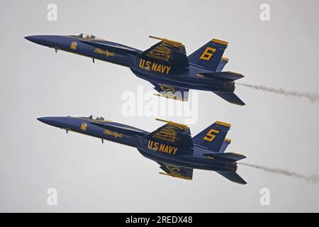 Point Mugu, Kalifornien/USA - 18. März 2023: USA Die Navy Blue Angels Jets 5 und 6 treten zusammen bei einer Flugshow am Naval Air Station Point Mugu auf. Stockfoto