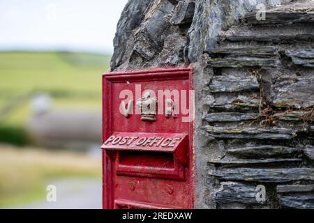 Eine antike gusseiserne Postkiste aus der Zeit von Queen Victoria, die noch heute im Dorf auf der Isle of man verwendet wird. Stockfoto