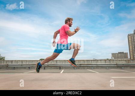 Fit für sportliche Männer beim Laufen, urbaner Hintergrund Stockfoto