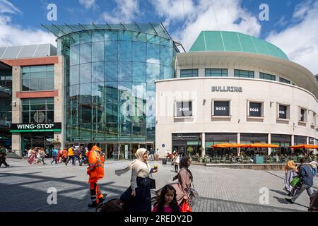 Multikulturelle Einkäufer vor der Bullring Shopping Mall in Birmingham, West Midlands, Großbritannien, am 23. Juli 2023 Stockfoto