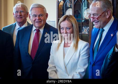 Washington, Vereinigte Staaten. 27. Juli 2023. Der italienische Premierminister Giorgia Meloni, der zweite von rechts, wird von dem Mehrheitsführer des US-Senats Chuck Schumer (Demokrat von New York), rechts, dem US-Senator Roger Wicker (Republikaner von Mississippi), links, dem US-Senator Bob Menendez (Demokrat von New Jersey), dem zweiten von links, begleitet. Und eine parteiübergreifende Gruppe von Senatoren, die sich am Donnerstag, den 27. Juli 2023, im US Capitol in Washington, DC, treffen. Kredit: Rod Lamkey/CNP/dpa/Alamy Live News Stockfoto