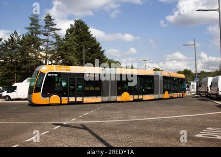 Metz, Frankreich - 20. September 2017: Metrobus, zweigelenkige Busse, mehrteilige Gelenkbusse, Bus-Schnellverkehr, BRT Dreifach beweglich, tief Stockfoto