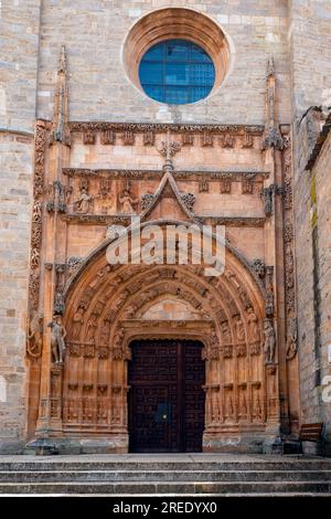 Portal der Nuestra Señora de la Asunción Collegiatkirche (13.-18. Jahrhundert), 1440 im Lombard-gotischen Stil wiederaufgebaut, befindet sich die Kirche im Stockfoto