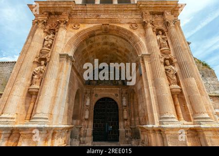 Portal der Nuestra Señora de la Asunción Collegiatkirche (13.-18. Jahrhundert), 1440 im Lombard-gotischen Stil wiederaufgebaut, befindet sich die Kirche im Stockfoto