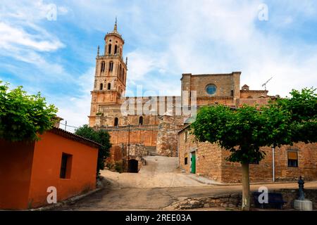 Blick auf die Nuestra Señora de la Asunción Collegiatkirche (13.-18. Jahrhundert), die 1440 im Lombard-gotischen Stil wiederaufgebaut wurde, befindet sich die Kirche im h Stockfoto