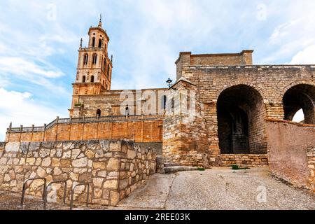 Blick auf die Nuestra Señora de la Asunción Collegiatkirche (13.-18. Jahrhundert), die 1440 im Lombard-gotischen Stil wiederaufgebaut wurde, befindet sich die Kirche im h Stockfoto