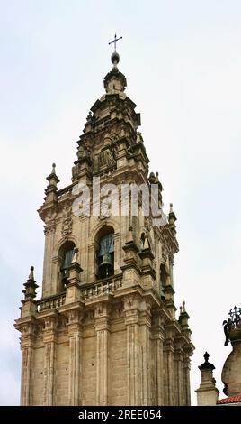 Blick von der Dachterrasse auf einen der Doppeltürme mit Kirchenglocken der Kathedrale Santiago de Compostela Galicien Spanien Stockfoto