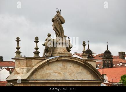 Fassade Azabachería des Santiago Peregrino, der ihn krönt, flankiert von den Königen Ordoño II. Und Alfonso III. Santiago de Compostela Galicien Spanien Stockfoto