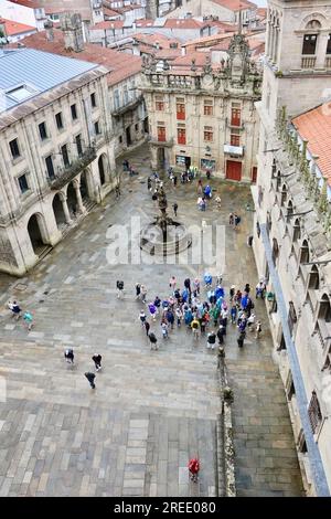 Blick vom Dach der Kathedrale auf die Frau, die einen Springbrunnen mit Sternenpferden erhebt, und Casa do Cabido Praza de Praterías Santiago de Compostela Galicia Spanien Stockfoto