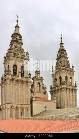 Blick von der Dachterrasse auf die Doppeltürme der Kathedrale Santiago de Compostela Galicien Spanien Stockfoto