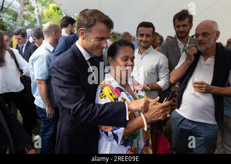 Port Vila, Vanuatu. 27. Juli 2023. Der französische Präsident Emmanuel Macron trifft sich am 27. Juli 2023 in Port Vila mit der französischen Gemeinschaft. Foto: Raphael Lafargue/ABACAPRESS.COM Kredit: Abaca Press/Alamy Live News Stockfoto