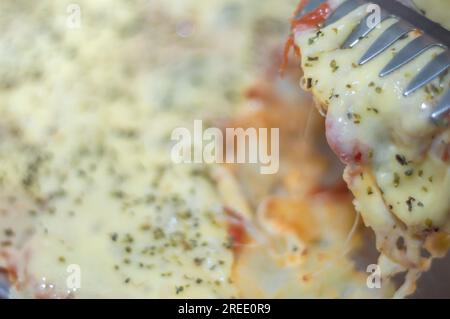 Pizza mit Kartoffelteig, Mangerican Käse und Oregano, Tageslicht, hausgemachte Pizza, einfaches Küchenkonzept. Stockfoto