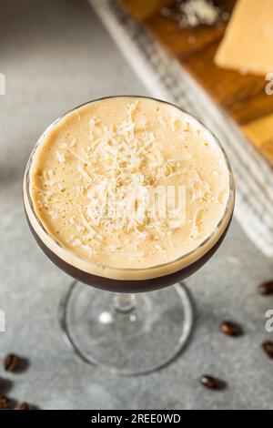 Parmesan Cheese Espresso Martini Cocktail mit Wodka Stockfoto