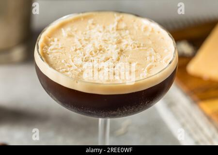 Parmesan Cheese Espresso Martini Cocktail mit Wodka Stockfoto