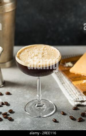 Parmesan Cheese Espresso Martini Cocktail mit Wodka Stockfoto