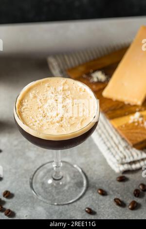 Parmesan Cheese Espresso Martini Cocktail mit Wodka Stockfoto