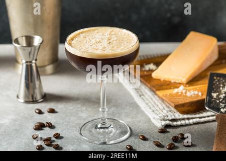 Parmesan Cheese Espresso Martini Cocktail mit Wodka Stockfoto