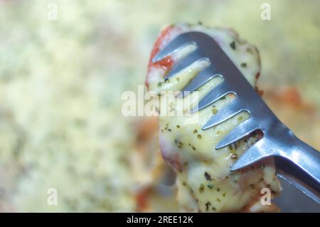 Pizza mit Kartoffelteig, Mangerican Käse und Oregano, Tageslicht, hausgemachte Pizza, einfaches Küchenkonzept. Stockfoto