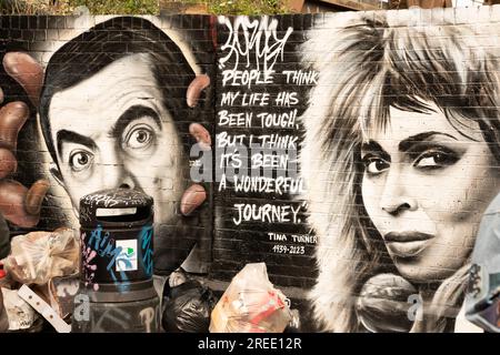 Mr. Bean und Tina Turner malten an einer Wand in Brick Lane, London, England. Stockfoto