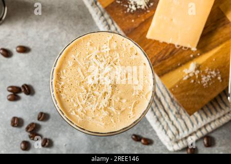 Parmesan Cheese Espresso Martini Cocktail mit Wodka Stockfoto