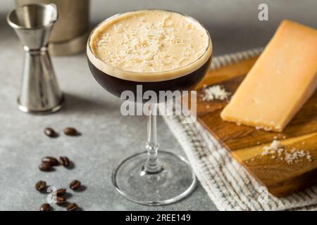 Parmesan Cheese Espresso Martini Cocktail mit Wodka Stockfoto