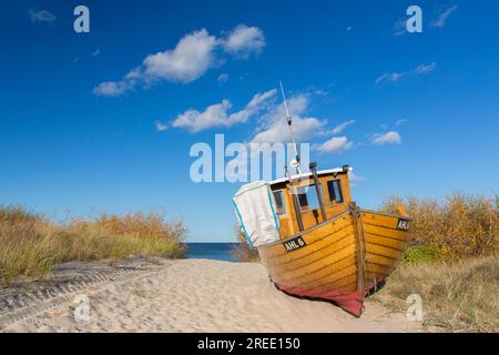 Traditionelles hölzernes Fischerboot in den Dünen entlang der Ostsee in Ahlbeck, Heringsdorf auf der Insel Usedom, Mecklenburg-Vorpommern, Deutschland Stockfoto