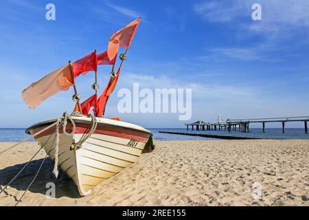 Traditionelles Fischerboot in den Dünen entlang der Ostsee in Koserow auf der Insel Usedom, Mecklenburg-Vorpommern, Deutschland Stockfoto