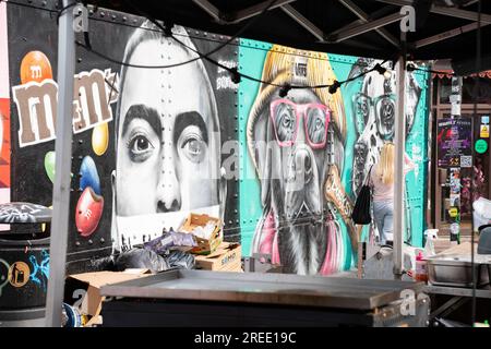 M&M an einer Wand in Brick Lane, London, England. Stockfoto